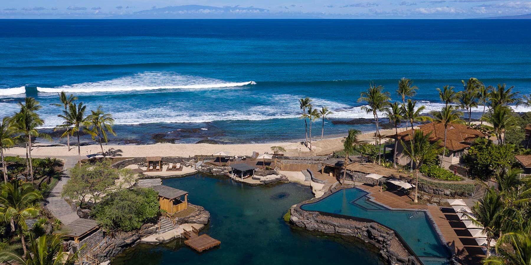 This Hawaii Resort Has a 1.8 Million-gallon Aquarium – and You Can Swim in It With Marine Biologists | Travel + Leisure