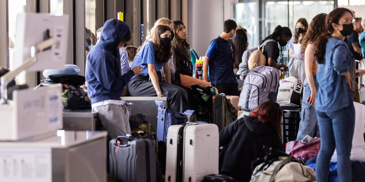 US passengers may be in line for cash refunds if their flight is canceled under a proposed Senate bill aimed at easing travel chaos
