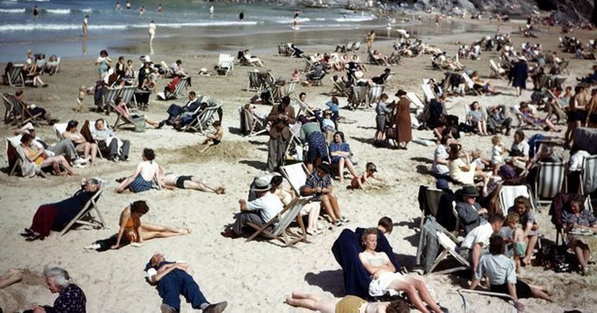 1940s beach photo is ‘evidence time travel is real’ after man spotted with phone – Mirror Online